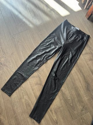 Pantalón Bershka imitación cuero negro