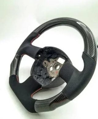 Volante Audi en fibra de carbono