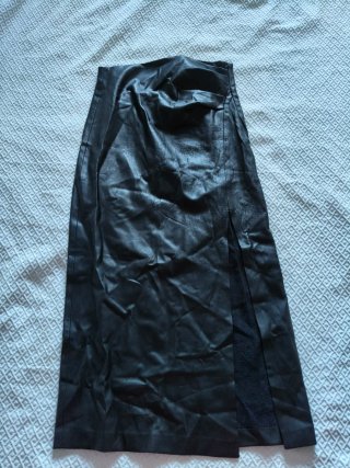 Falda negra Stradivarius efecto piel XS