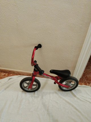 Bicicleta de equilibrio roja