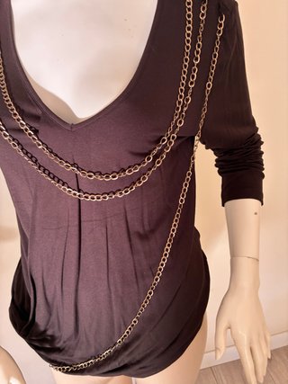 Camiseta con cadena dorada y legging  crema