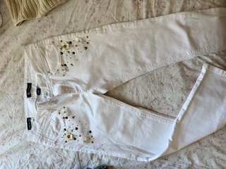 Vaqueros Blancos con Detalles Florales