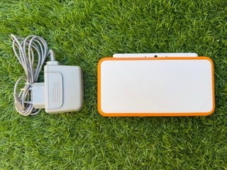 Nintendo 2DS XL Bianca e Arancione + Caricatore