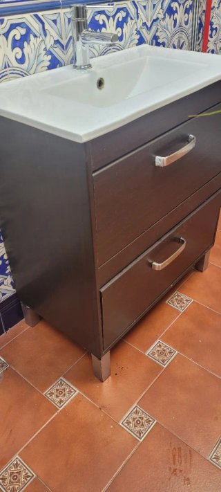 Mueble de baño con lavabo y grifo