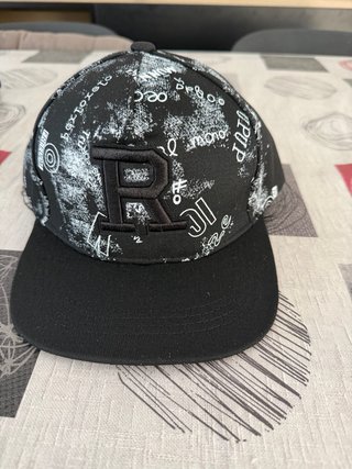 Gorra Negra con Diseño Represent