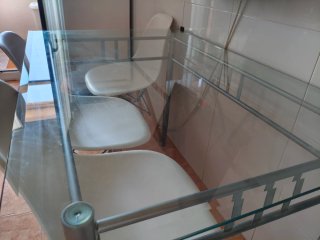 Mesa cristal y 4 sillas