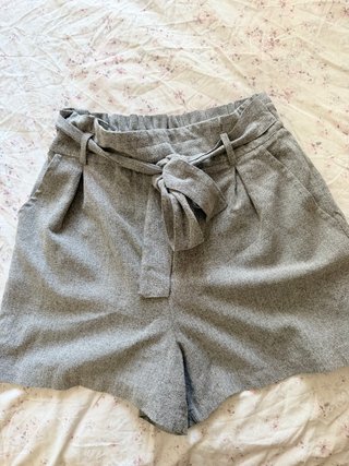 Pantalón corto gris con lazo