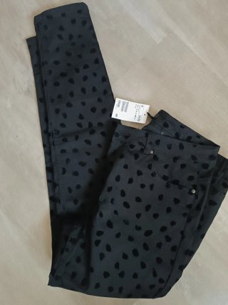 Pantalones H&M negros con estampado
