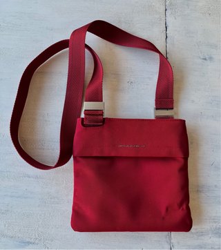 Bolso bandolera rojo United Colors of Benetton