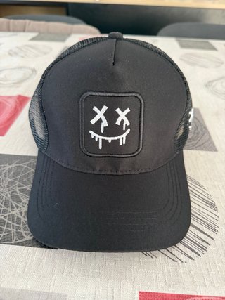 Gorra negra con parche de cara sonriente