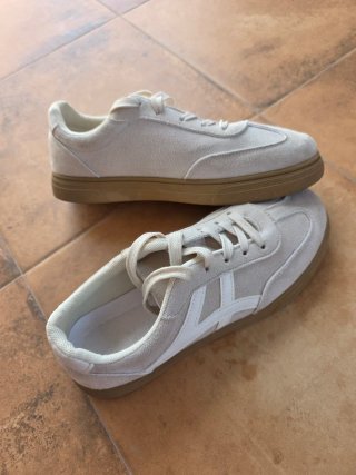 Zapatillas beige y blancas planas