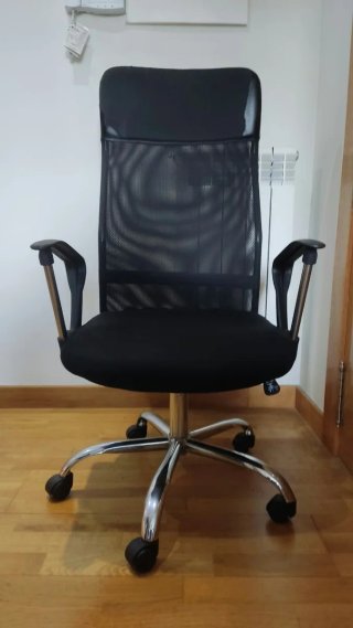 Silla de oficina ergonómica negra
