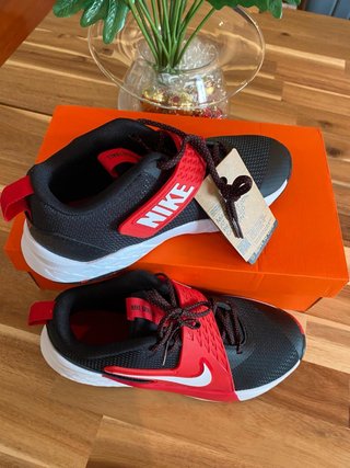 Zapatillas Nike Negras y Rojas