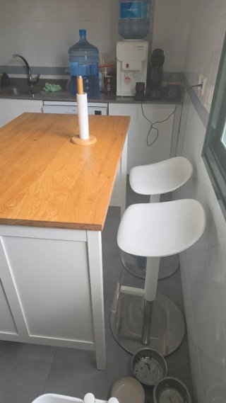Isla de cocina con 2 taburetes