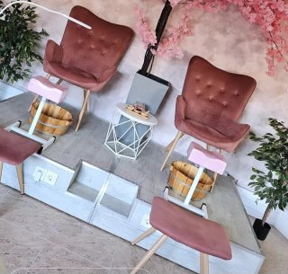 Tarima de pedicura con enchufes