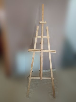 Caballete de madera y caja de óleos