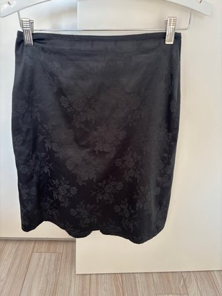 Falda negra floral