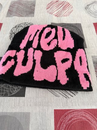Gorro Mea Culpa negro y rosa