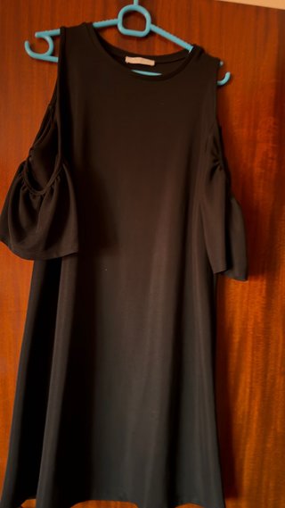 Vestido negro corto con hombros descubiertos