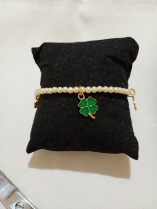 Pulsera de perlas con 3 tréboles
