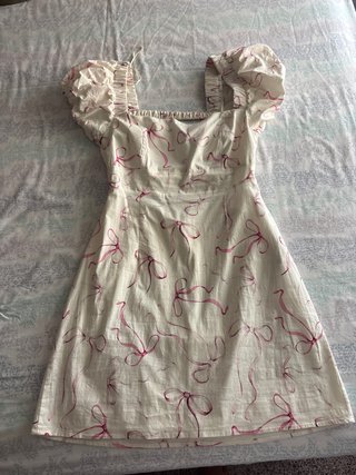 Vestido corto con mangas abullonadas