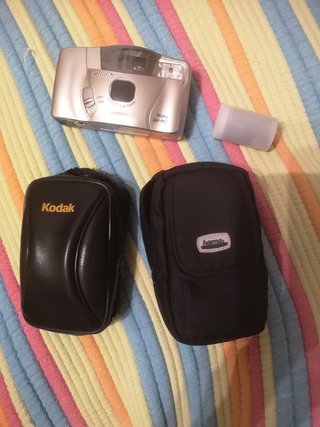 Fotocamera analogica Canon con custodia e rullino