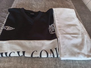 Camiseta negra y pantalón blanco PULL & BEAR