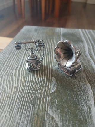 Set de 2 Miniaturas: Gramola y Teléfono