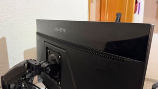 Monitor Gigabyte 27 2K 175Hz con Brazo
