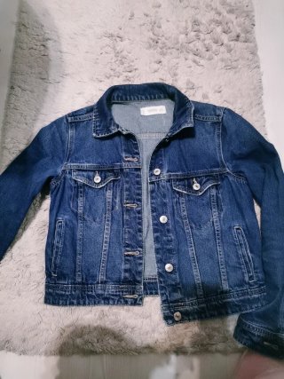 Chaqueta vaquera clásica de la marca Mango.
