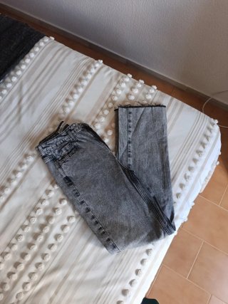 Vaqueros Zara negro desgastado