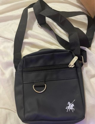 Bolso bandolera negro con logo