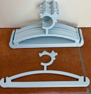 Set de 50 perchas infantiles azul claro