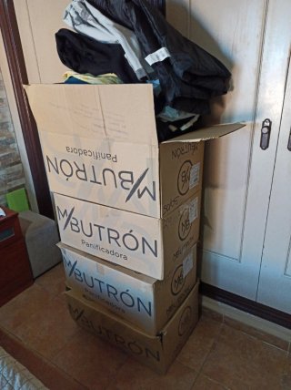 Lote de 4 Cajas de Ropa Variada