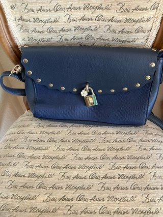 Bolso azul con detalles dorados