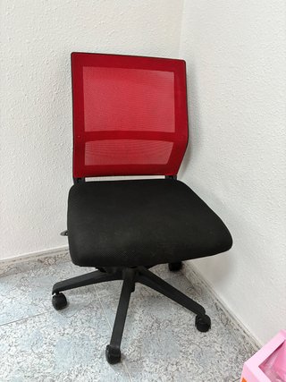 Silla de escritorio roja y negra