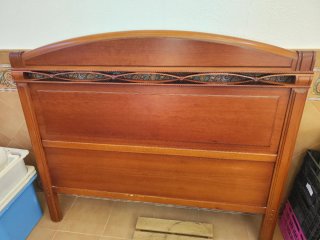 Cabecero y mesillas de madera de cerezo