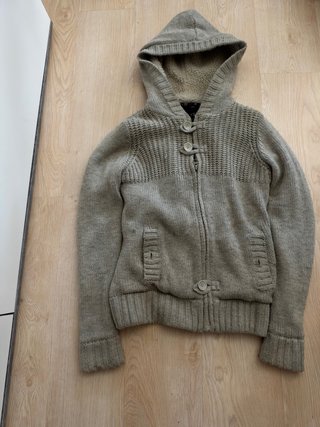 Chaqueta de punto con capucha y borreguito.