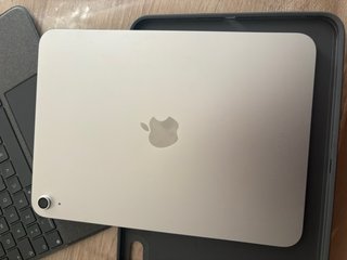 iPad A16 Blanco con Apple Pencil y teclado