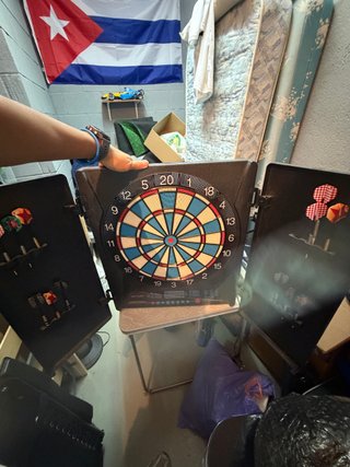 Diana electrónica Canaveral con mueble y dardos