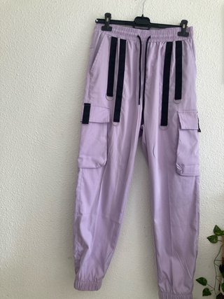 Pantalones cargo morados con tiras