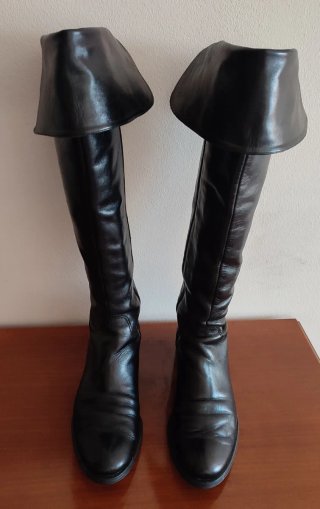 Botas Altas de Piel Negras, estilo mosqueteros.