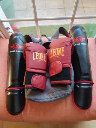 Kit Boxeo/Muay Thai: Mochila, Guantes y Tibiales L