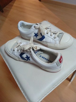 Converse blancas con estrella azul