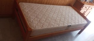 Cama individual de madera con somier y colchón