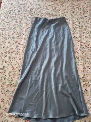 Falda Zara azul satinada midi