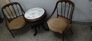 Mesita redonda mármol y 2 butacas madera