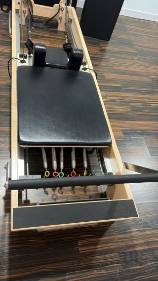 Máquina Pilates Reformer con Torre