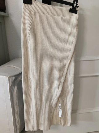 Falda larga beige con abertura
