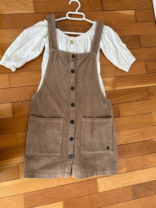 Peto de pana marrón y blusa blanca